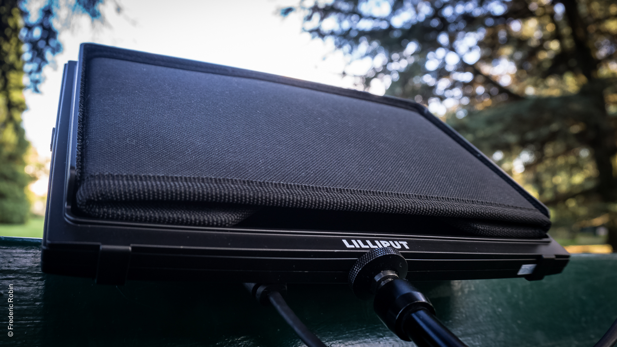 Pare soleil qui protège l'écran lors du transport.