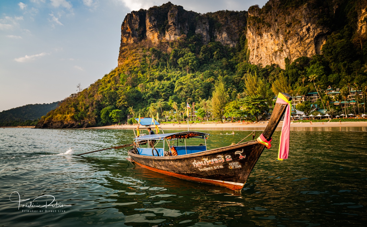 Plage de Railay avec ses bateaux longue queue Plage de Railay avec ses bateaux longue queue