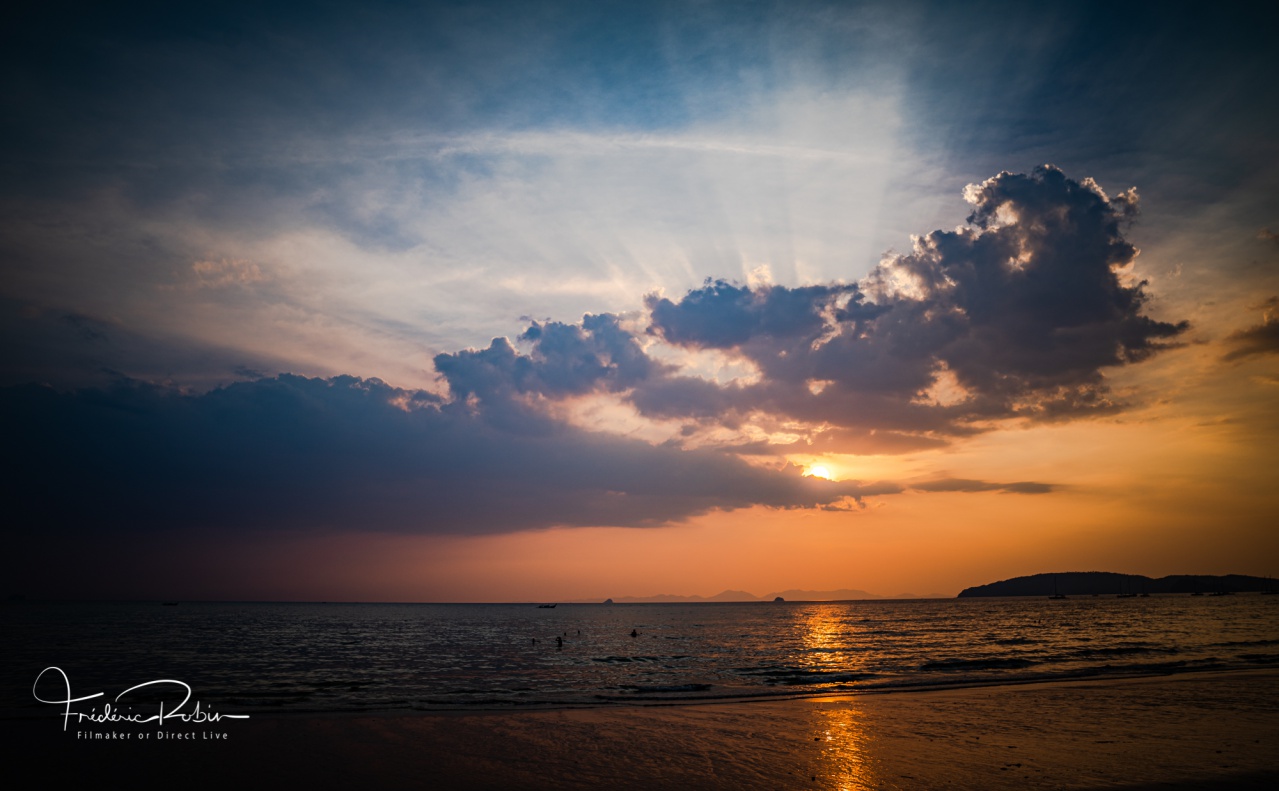 Plage de AO NANG coucher de soleil sur la mer avec superbes nuages Plage de AO NANG coucher de soleil sur la mer avec superbes nuages